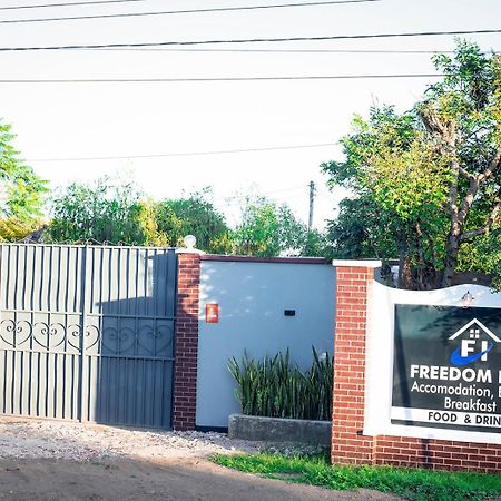 Freedom Inn Αρούσα Εξωτερικό φωτογραφία